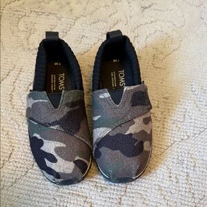 Toms • Camo Slip Ons